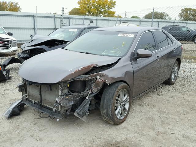 4T1BF1FK3FU945138 - 2015 TOYOTA CAMRY LE GRAY photo 2