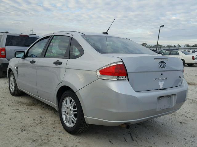 1FAHP35N58W108696 - 2008 FORD FOCUS SILVER photo 4