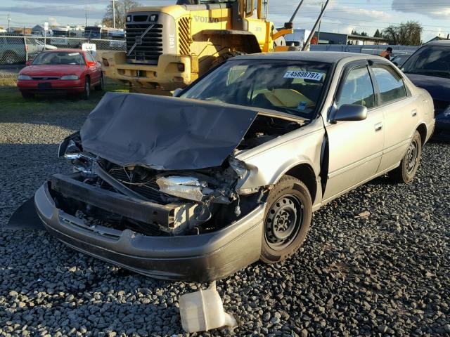 JT2BG22K7W0227539 - 1998 TOYOTA CAMRY CE SILVER photo 2