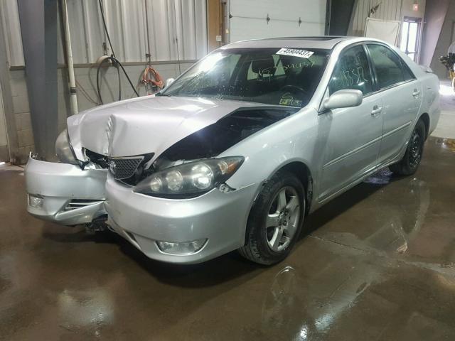 4T1BE32K95U610856 - 2005 TOYOTA CAMRY LE ვერცხლისფერი ფოტო 2