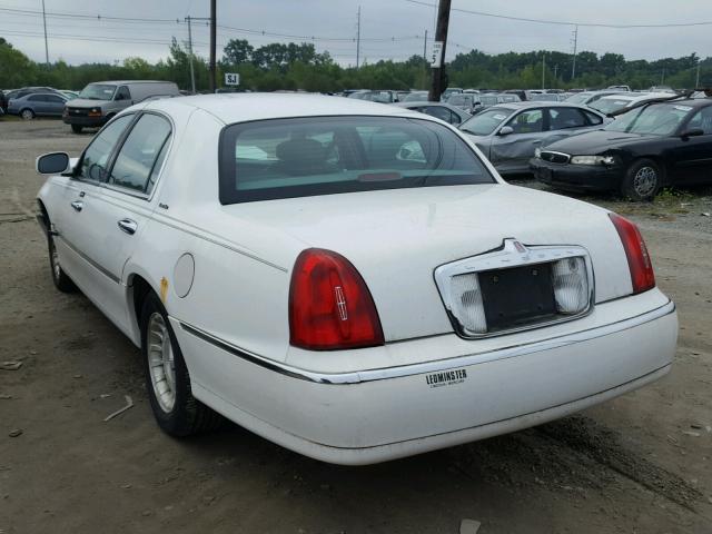 1LNHM81WX2Y631766 - 2002 LINCOLN TOWN CAR E WHITE photo 3