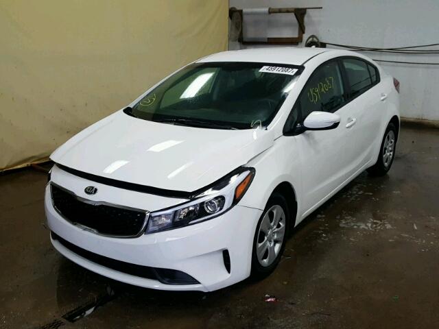 3KPFK4A74HE018026 - 2017 KIA FORTE LX WHITE photo 2