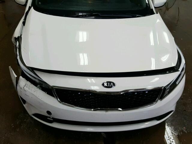 3KPFK4A74HE018026 - 2017 KIA FORTE LX WHITE photo 7