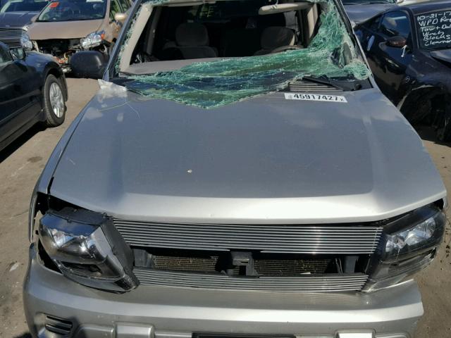 1GNDS13S852130240 - 2005 CHEVROLET TRAILBLAZE SILVER photo 7