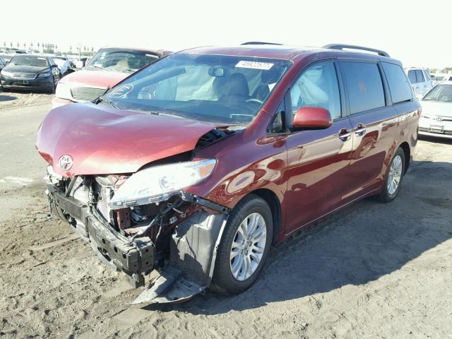 5TDYK3DC9FS663382 - 2015 TOYOTA SIENNA RED photo 2