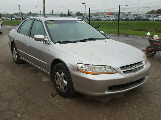 1HGCG1655WA061432 - 1998 HONDA ACCORD EX SILVER photo 1