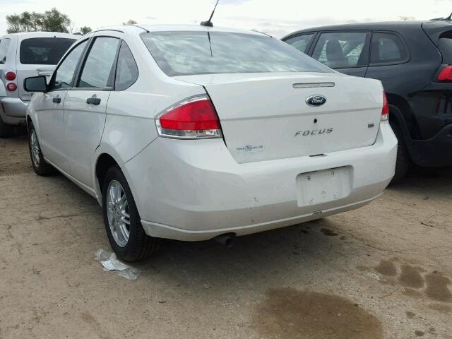 1FAHP35N79W194675 - 2009 FORD FOCUS SE WHITE photo 3