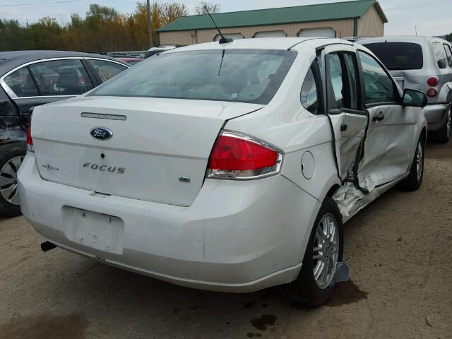 1FAHP35N79W194675 - 2009 FORD FOCUS SE WHITE photo 4