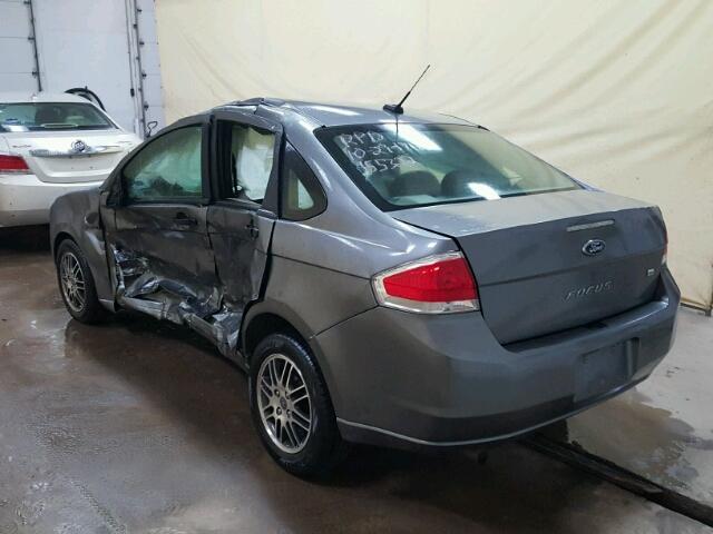 1FAHP3FN6AW155322 - 2010 FORD FOCUS SE GRAY photo 3