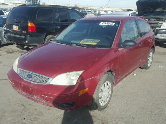 3FAFP31N25R115973 - 2005 FORD FOCUS ZX3 MAROON photo 2