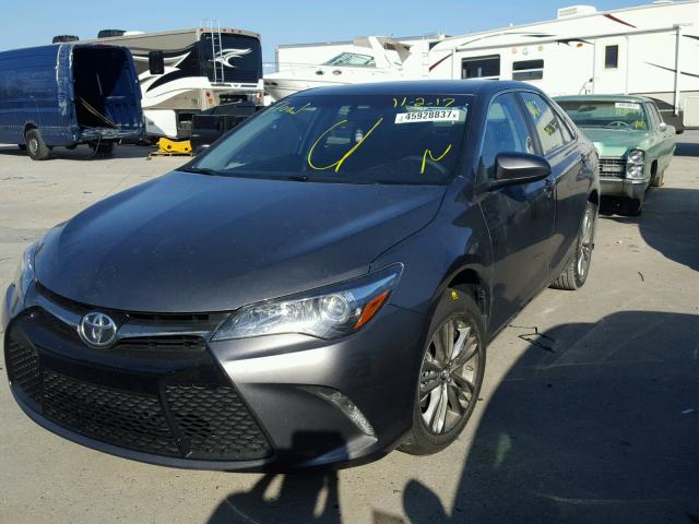 4T1BF1FK3HU804833 - 2017 TOYOTA CAMRY LE GRAY photo 2