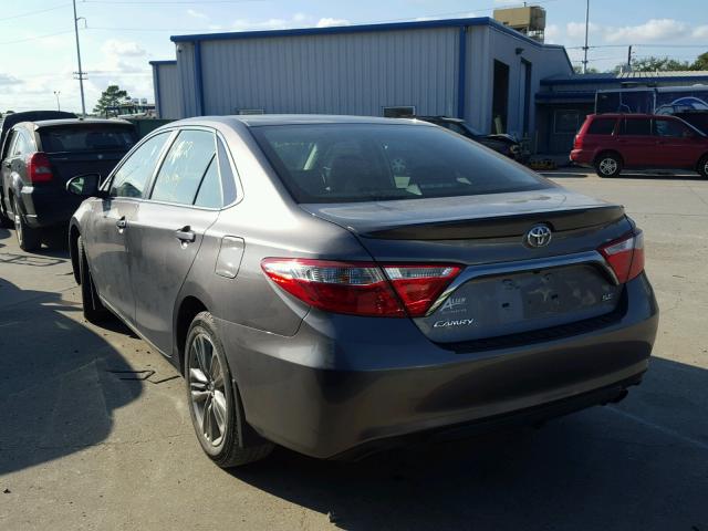 4T1BF1FK3HU804833 - 2017 TOYOTA CAMRY LE GRAY photo 3