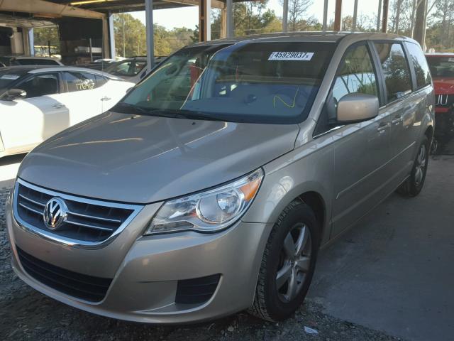 2V8HW34159R558889 - 2009 VOLKSWAGEN ROUTAN SE TAN photo 2