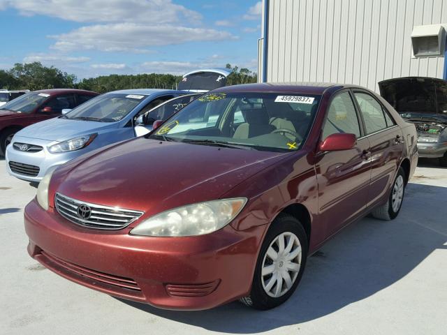 4T1BE32K05U041606 - 2005 TOYOTA CAMRY LE RED photo 2