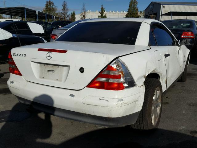 WDBKK47F2WF017780 - 1998 MERCEDES-BENZ SLK 230 KO WHITE photo 4