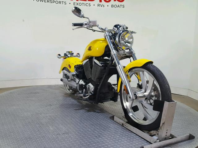 5VPGB16D833002639 - 2003 VICTORY MOTORCYCLES VEGAS YELLOW photo 2