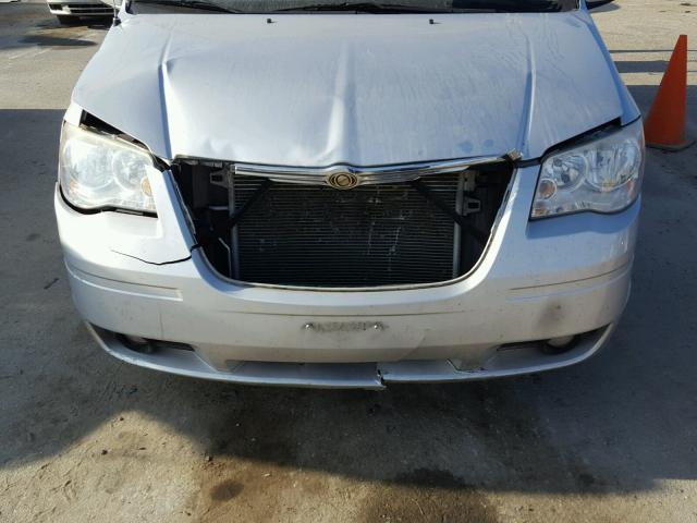 2A4RR5D11AR215109 - 2010 CHRYSLER TOWN & COU SILVER photo 9