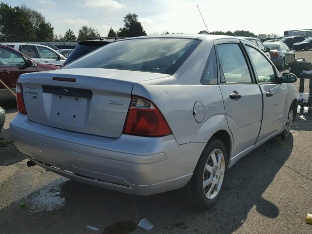 1FAFP34N45W215792 - 2005 FORD FOCUS SILVER photo 4