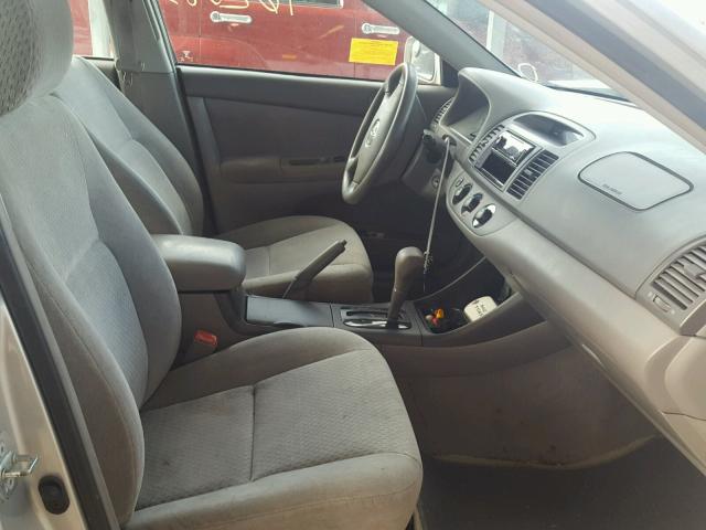 4T1BE32K14U856802 - 2004 TOYOTA CAMRY LE ვერცხლისფერი ფოტო 5