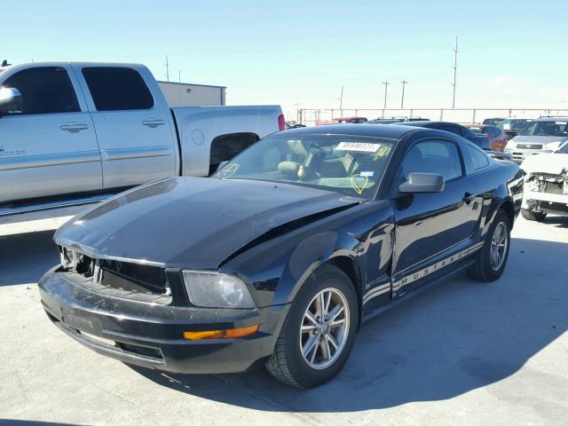 1ZVFT80N555129564 - 2005 FORD MUSTANG BLACK photo 2