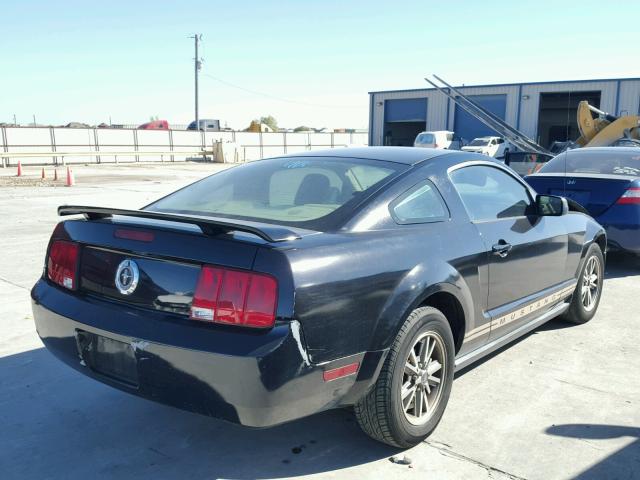 1ZVFT80N555129564 - 2005 FORD MUSTANG BLACK photo 4