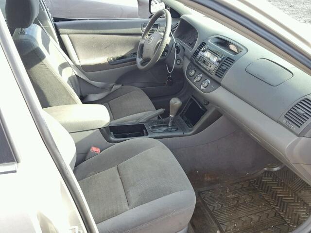 4T1BF32K25U599812 - 2005 TOYOTA CAMRY LE 银色 照片 5