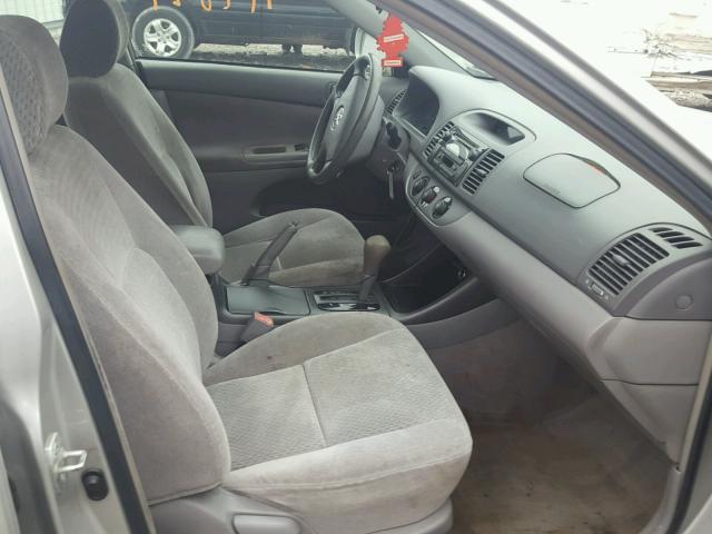 4T1BE32KX2U596672 - 2002 TOYOTA CAMRY LE 银色 照片 5
