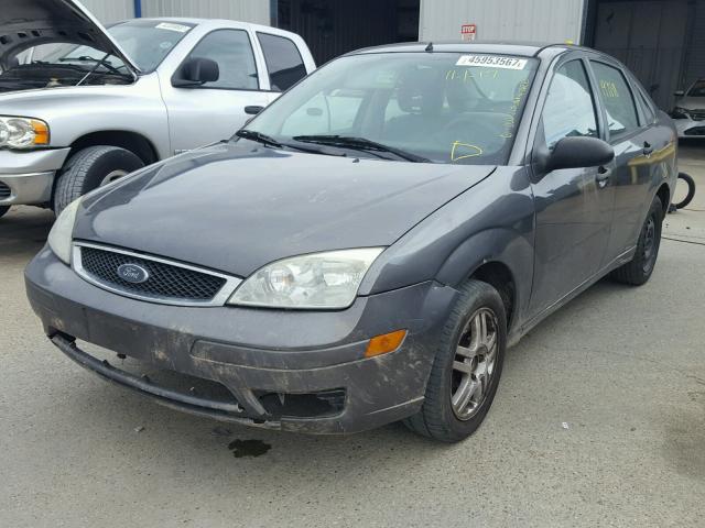 1FAHP34N47W243863 - 2007 FORD FOCUS ZX4 GRAY photo 2