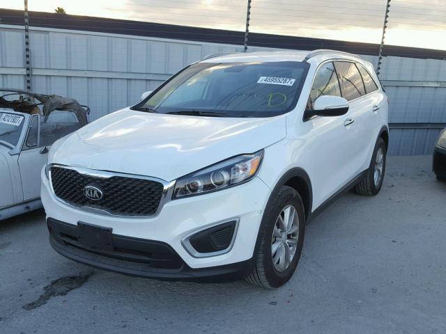 5XYPG4A52HG320583 - 2017 KIA SORENTO LX WHITE photo 2