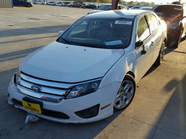 3FAHP0HG8BR274555 - 2011 FORD FUSION SE WHITE photo 2