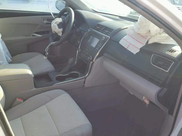 4T1BF1FK6FU048542 - 2015 TOYOTA CAMRY LE თეთრი ფოტო 5