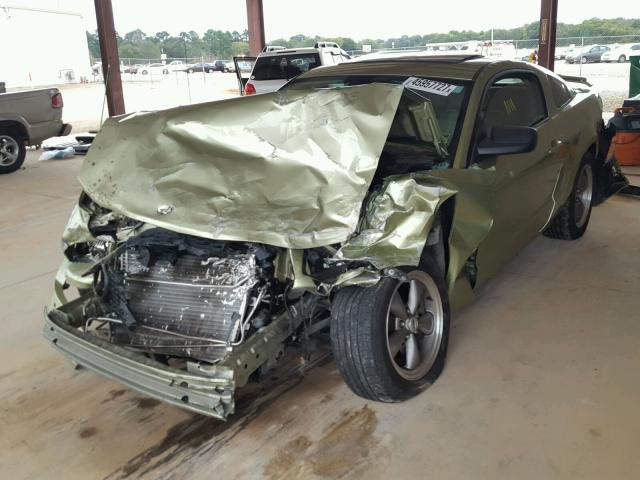 1ZVFT82HX65226770 - 2006 FORD MUSTANG GT GREEN photo 2