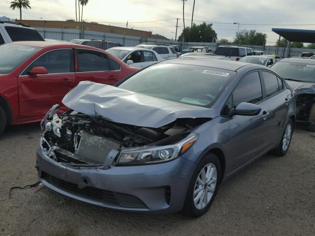 3KPFL4A79HE156027 - 2017 KIA FORTE LX GRAY photo 2