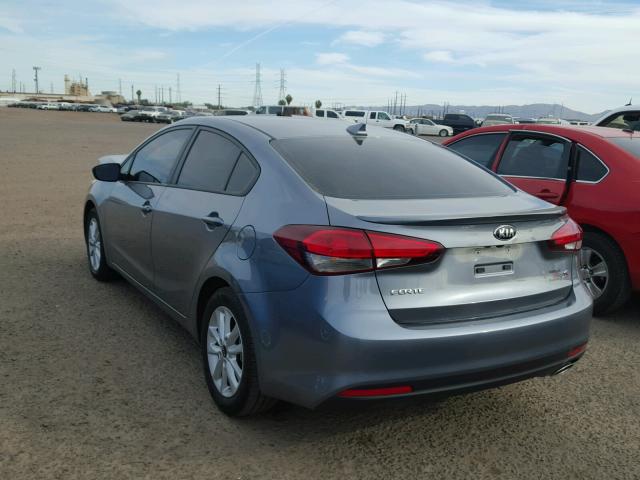 3KPFL4A79HE156027 - 2017 KIA FORTE LX GRAY photo 3