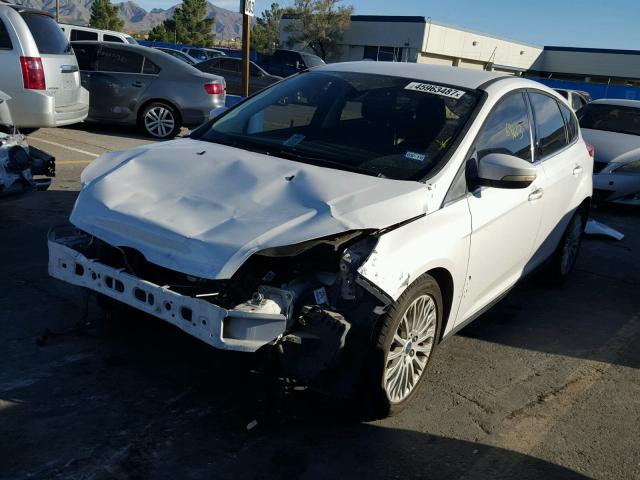 1FAHP3N21CL189194 - 2012 FORD FOCUS WHITE photo 2