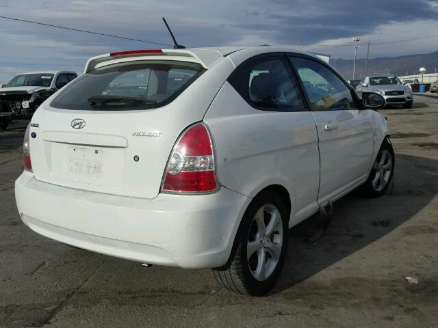 KMHCN36C68U083547 - 2008 HYUNDAI ACCENT SE WHITE photo 4