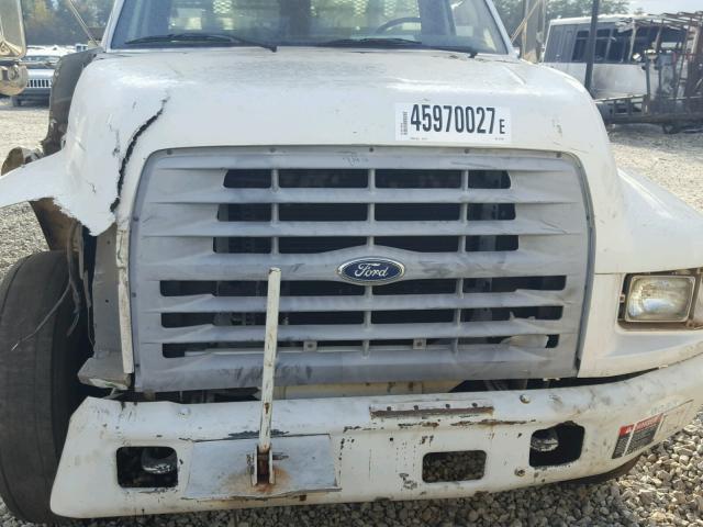 3FEWF80C3XMA12952 - 1999 FORD F800 WHITE photo 7