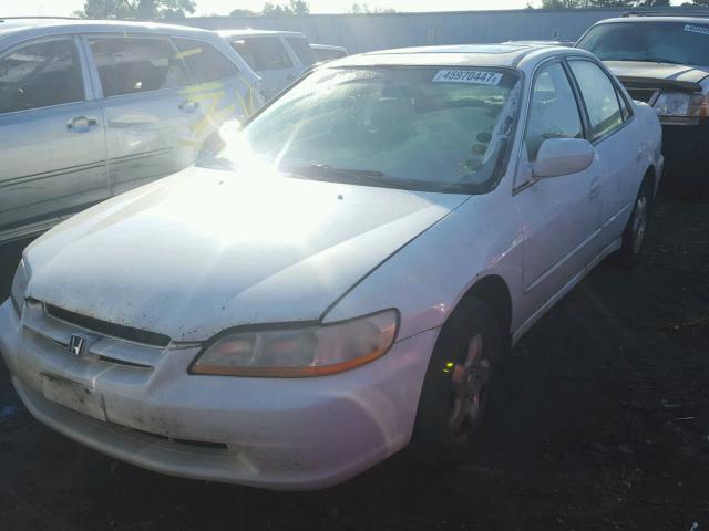 1HGCG1650YA034092 - 2000 HONDA ACCORD WHITE photo 2