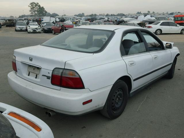 1HGCE6643VA015722 - 1997 HONDA ACCORD LX WHITE photo 4