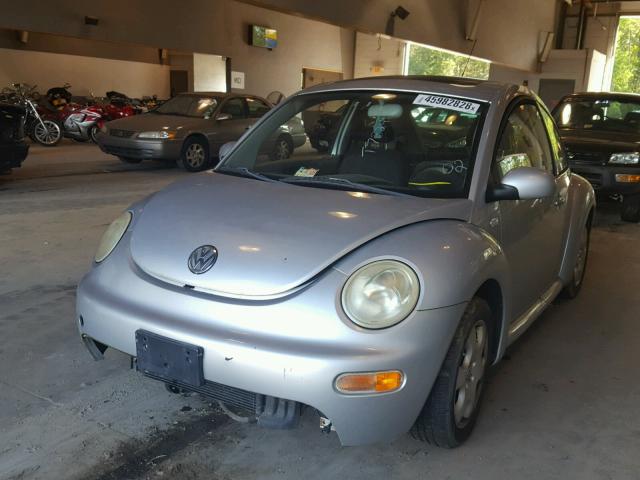 3VWCK21CX2M405730 - 2002 VOLKSWAGEN NEW BEETLE 银色 照片 2