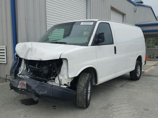 1GCWGFBA0B1174064 - 2011 CHEVROLET EXPRESS G2 WHITE photo 2