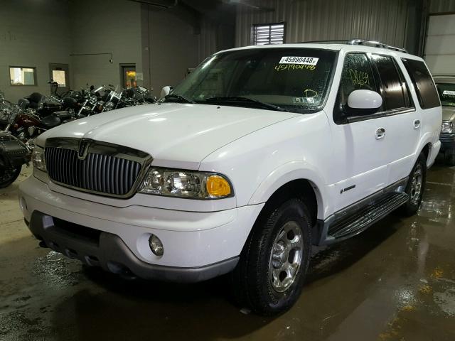 5LMFU28R32LJ07941 - 2002 LINCOLN NAVIGATOR Weiß Foto 2