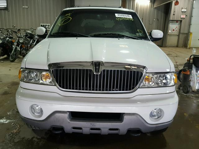 5LMFU28R32LJ07941 - 2002 LINCOLN NAVIGATOR Weiß Foto 9