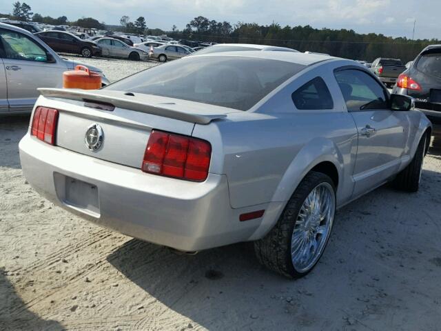 1ZVFT80N275280381 - 2007 FORD MUSTANG SILVER photo 4