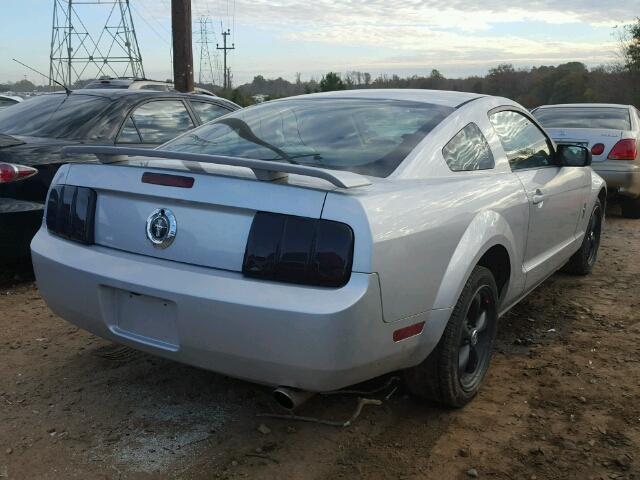 1ZVFT80N165169447 - 2006 FORD MUSTANG SILVER photo 4