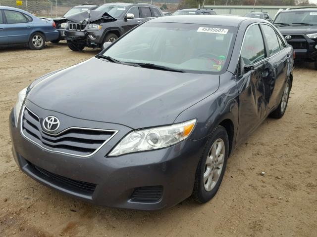 4T1BF3EKXBU734977 - 2011 TOYOTA CAMRY GRAY photo 2