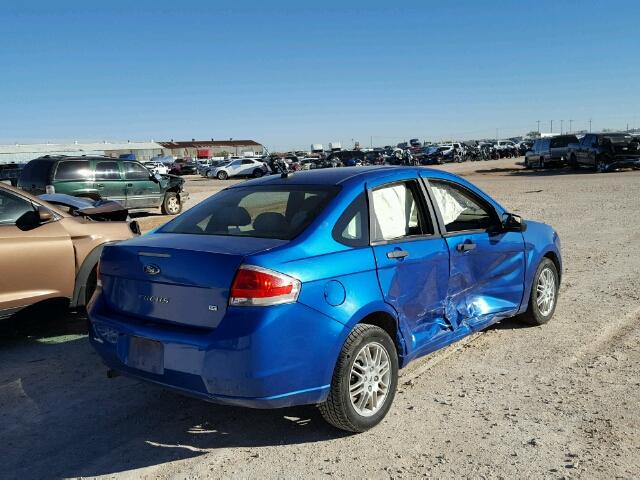 1FAHP3FN9AW110956 - 2010 FORD FOCUS SE BLUE photo 4