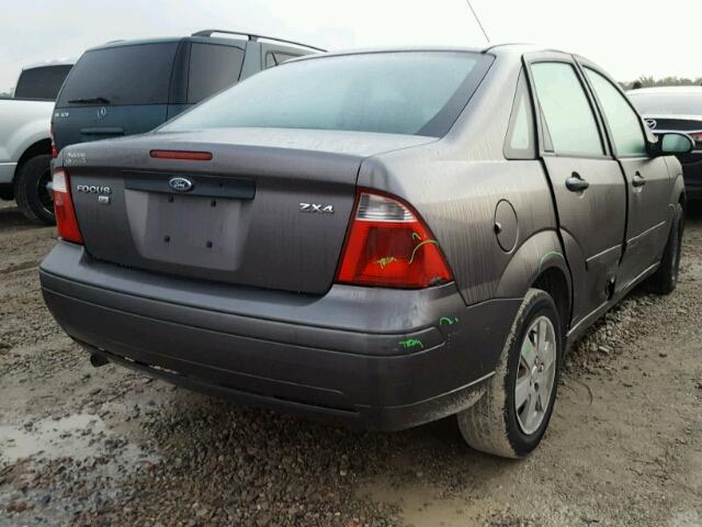 1FAFP34N36W188943 - 2006 FORD FOCUS ZX4 GRAY photo 4