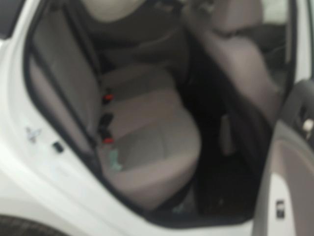 KMHCT4AE2GU117213 - 2016 HYUNDAI ACCENT SE WHITE photo 6