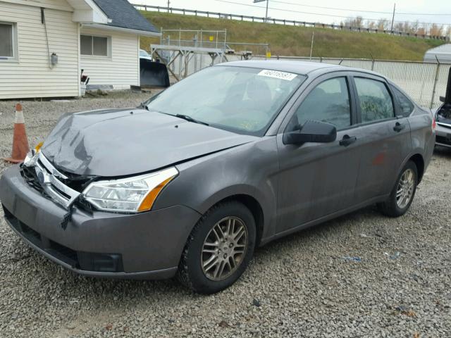 1FAHP3FN9AW174107 - 2010 FORD FOCUS SE GRAY photo 2